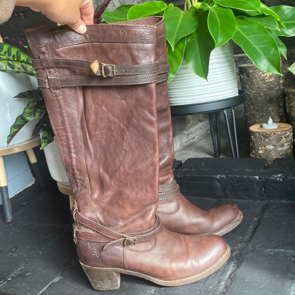Frye Melissa tall belted boot. 9M. Tall brown boot. Heal 2.5 inches.